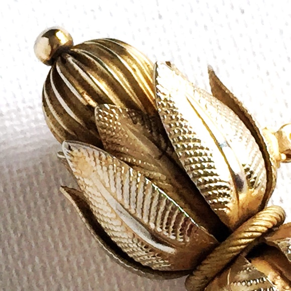 Vintage Goldtone Lotus Flower Brooch - Picture 6 of 8